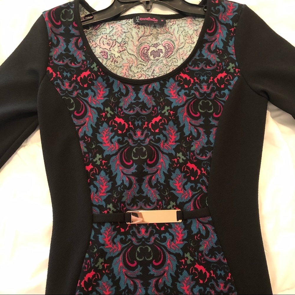 Figure-flattering Dress w/ belt detail